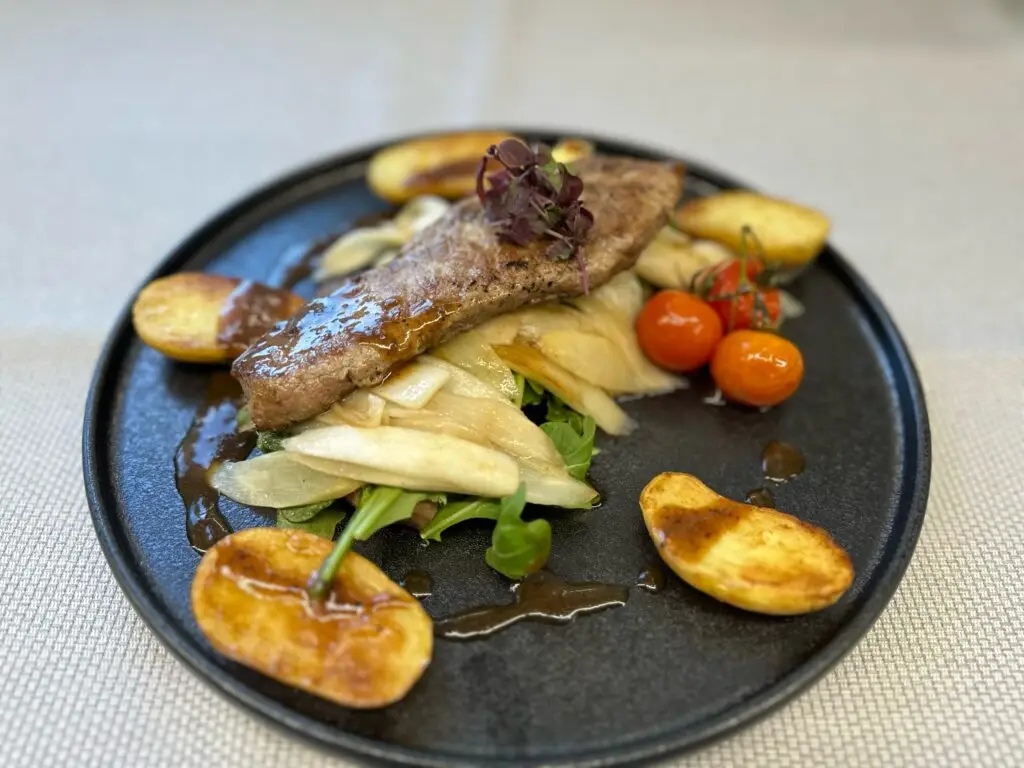 Sandwich vom Rinderruecken und frischer Spargel